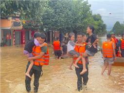 Hơn 200 cán bộ, chiến sĩ Lữ đoàn 210 Quân khu 1 dầm mình giúp dân khắc phục bão số 3